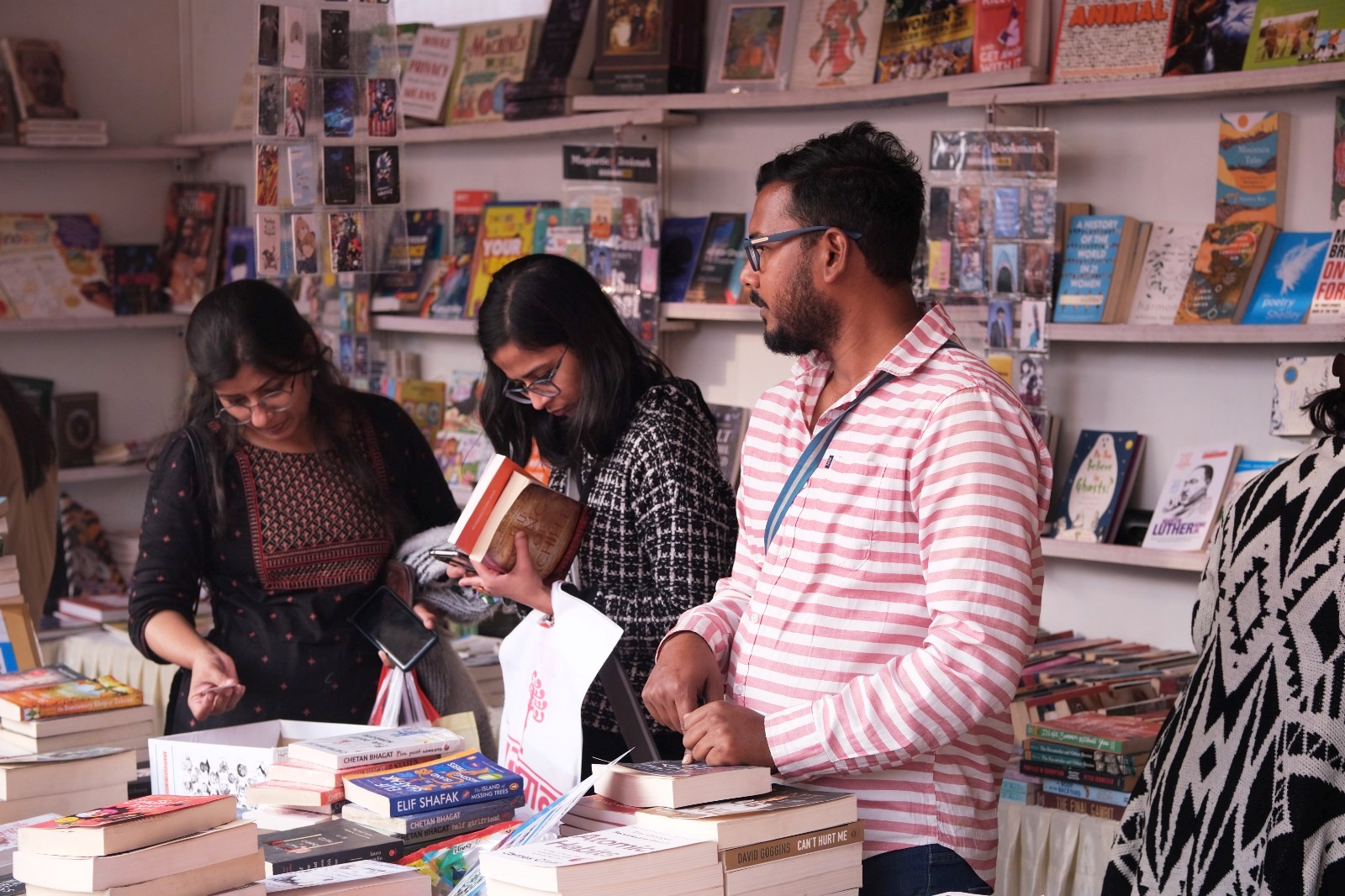 प्रयागराज पुस्तक मेले के दूसरे दिन उमड़ी पाठकों की भीड़, धर्म-कर्म और अध्यात्म का विशेष आकर्षण।