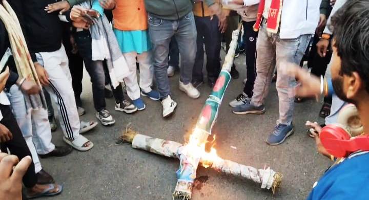 मुरादाबाद में बांग्लादेश में हिंदुओं पर हो रहे नरसंहार के खिलाफ बजरंग दल ने फूंका पुतला।