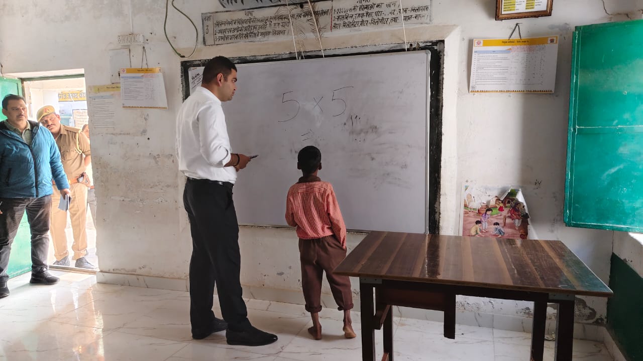 डीएम ने प्राथमिक विद्यालय मौली एवं सिरियावां कला का किया आकस्मिक निरीक्षण।