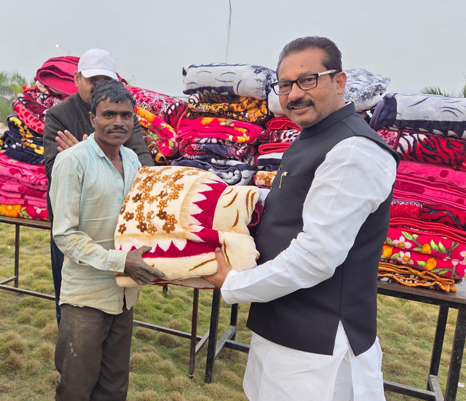 सेवा और संवेदना की मिसाल.. रिद्धि सिद्धि फाउंडेशन का कंबल वितरण अभियान।