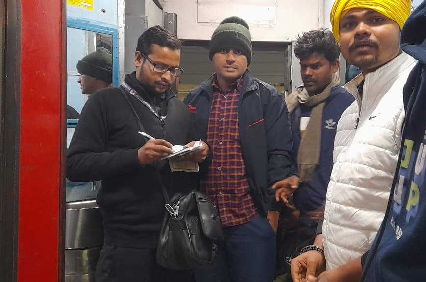 प्रयागराज जंक्शन पर किलेबंदी कर चलाया गया टिकट जाँच अभियान।