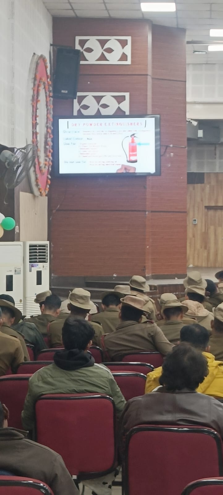 प्रयागराज मण्डल माघ मेला -2026 के लिए रेलवे कर्मचारियों को दे रहा सॉफ्ट स्किल ट्रेनिंग।