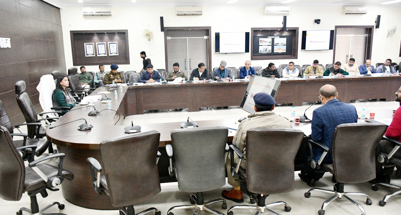 मण्डलायुक्त की अध्यक्षता में मण्डलीय सड़क सुरक्षा समिति की बैठक सम्पन्न।