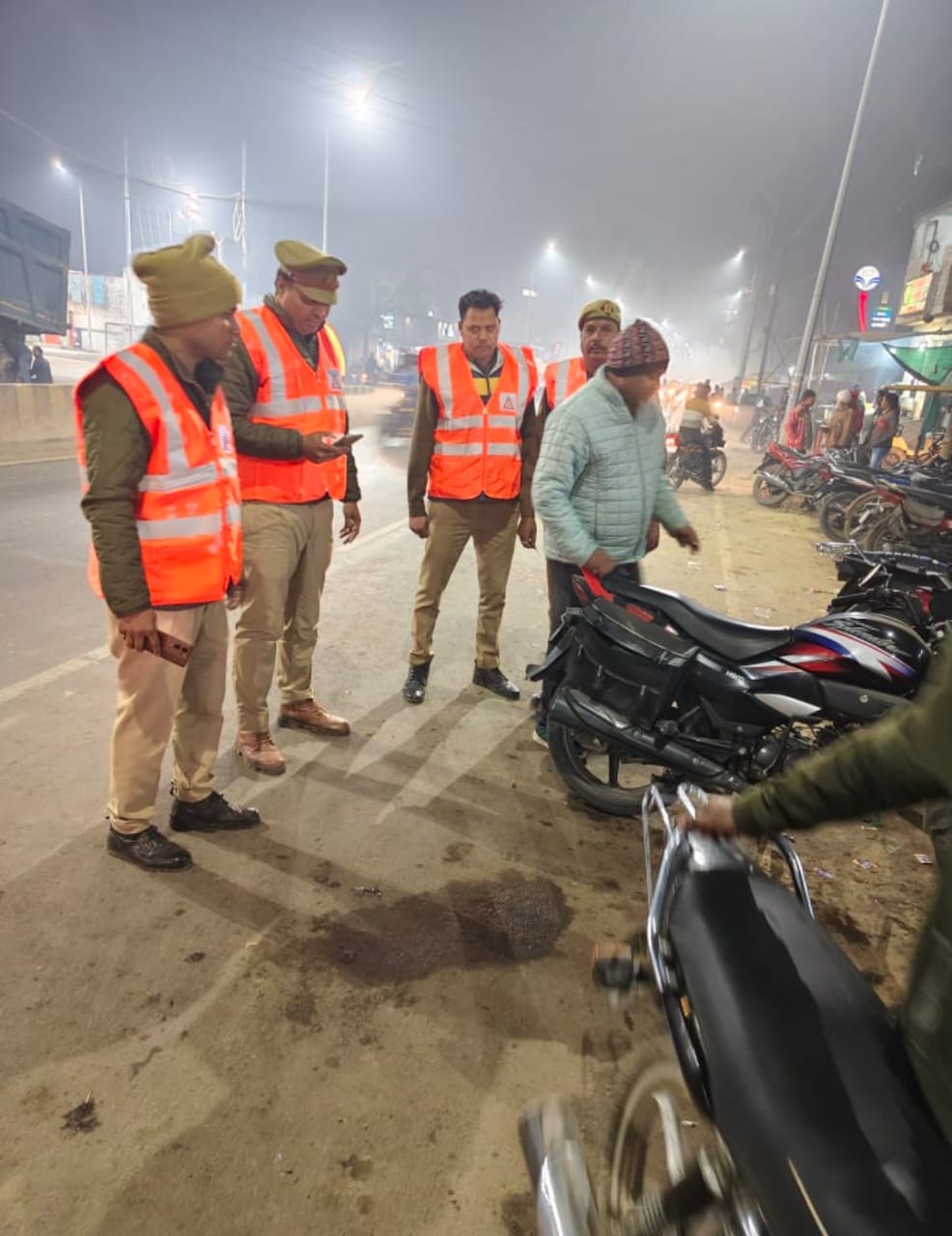 पूरामुफ़्ती थाना की सीसी टीम ने दिखाई सक्रियता, अवैध रूप से सड़क किनारे खड़े वाहनों पर कार्यवाही।