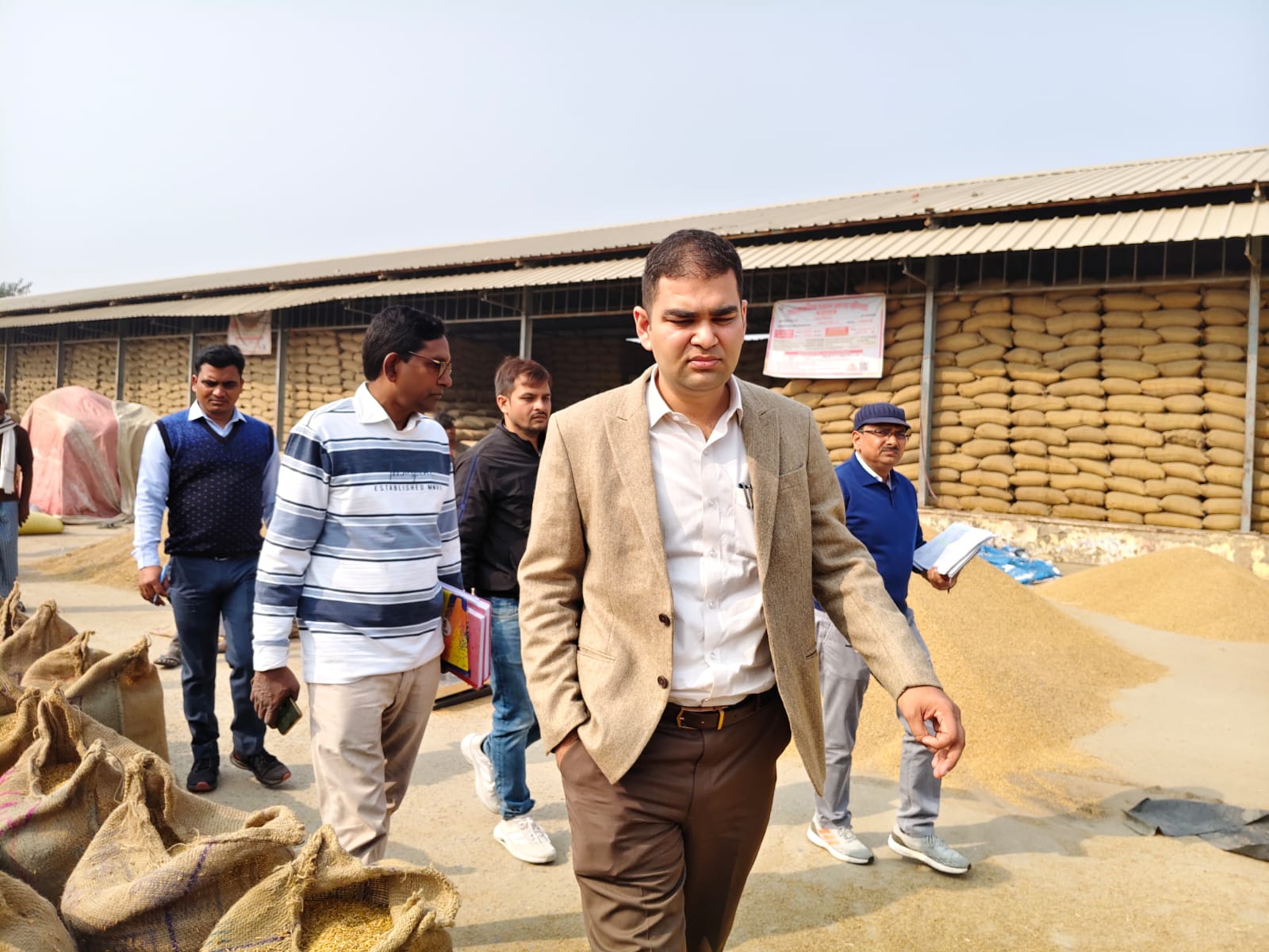 जिलाधिकारी डॉ अमित पाल ने धान क्रय केन्द्र का किया निरीक्षण।