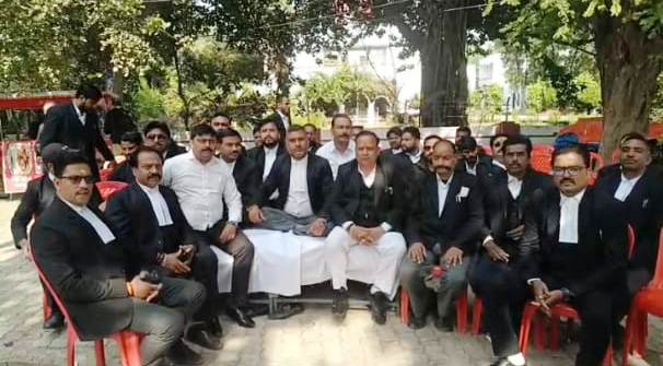प्रयागराज में अधिवक्ता सुरक्षा विधेयक की मांग को लेकर अधिवक्ताओं ने एक दिवसीय क्रमिक अनशन किये।
