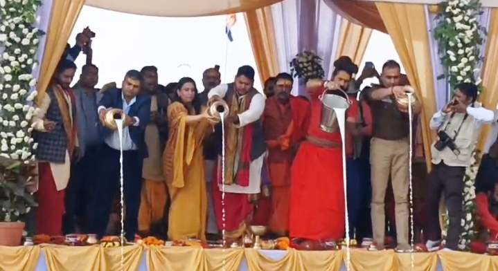 प्रयागराज में त्रिवेणी तट पर गंगा पूजन संपन्न, मंगलकामनाओं के साथ हुआ पूजा अनुष्ठान।