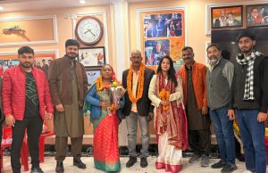 एमएमए गोल्ड मेडलिस्ट खुशबू निषाद को कांग्रेसियों ने दी बधाई, कहा- हौसलों से होती है उड़ान।