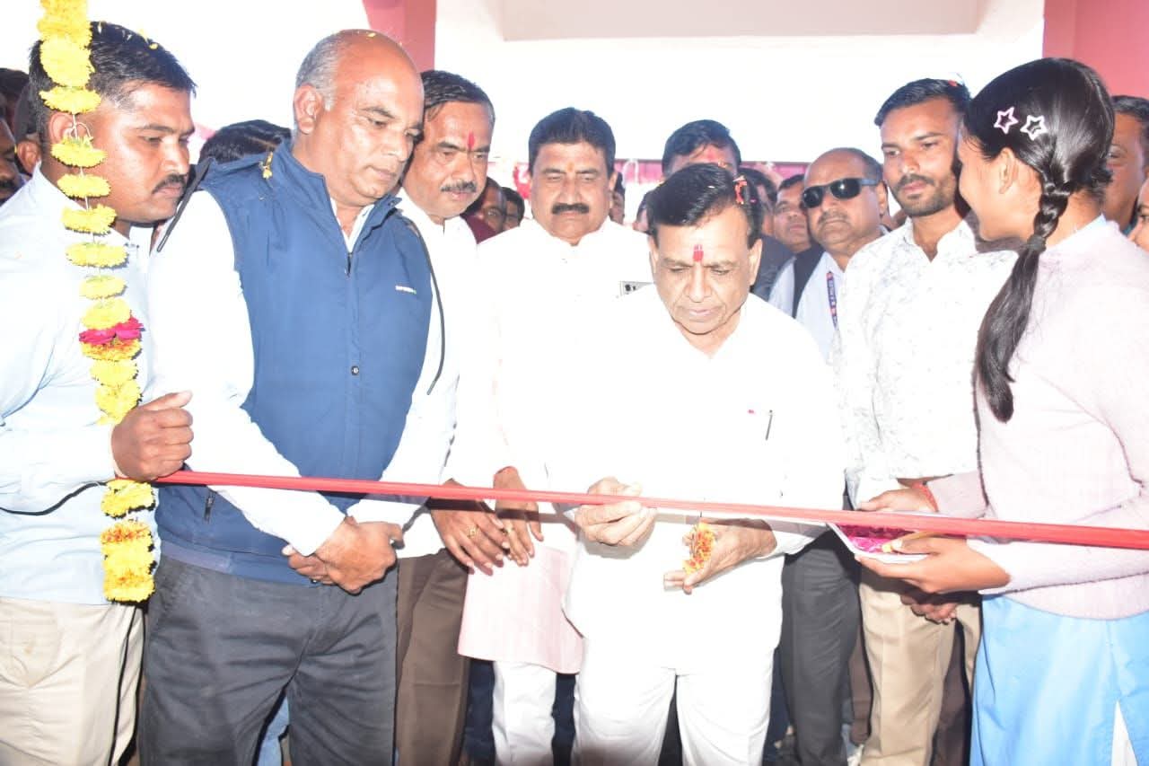 उप मुख्यमंत्री ने किया विकास कार्यों का लोकार्पण ग्रामीणों से किया स्वच्छता पर विशेष ध्यान देने का आह्वान।