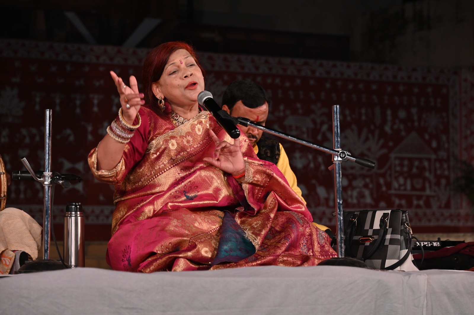 “गंगा मैया धीरे बही”, “अवध नगरिया से चलली बरियतिया पर झूमे श्रोता।