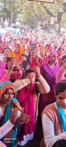 आक्रोशित आंगनवाड़ी कार्यकत्रियों ने डीएम कार्यालय पर प्रदर्शन कर सौंपा ज्ञापन।