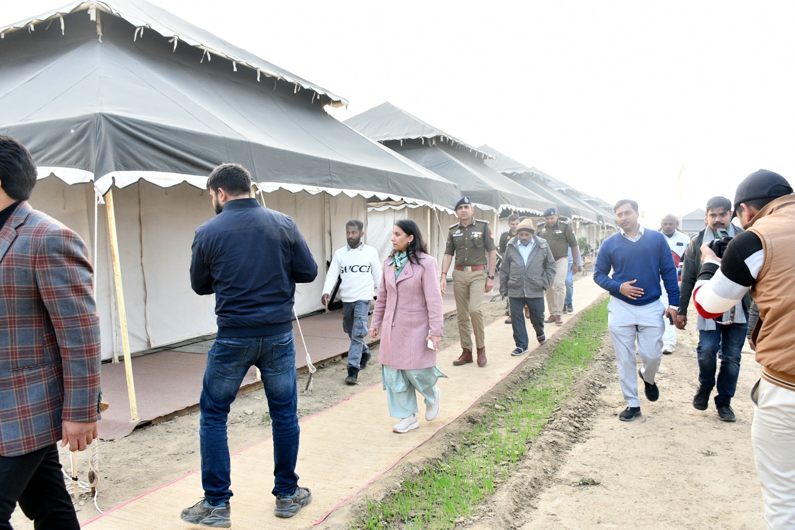 माघ मेला के अरैल क्षेत्र में कमर्शियल टेंट सिटी का हुआ निर्माण, मंडलायुक्त नई फीता काटकलर किया उद्घाटन।