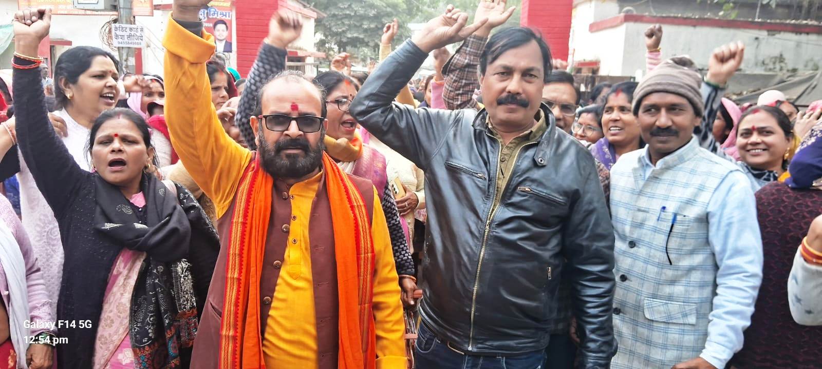 आक्रोशित आंगनवाड़ी कार्यकत्रियों ने डीएम कार्यालय पर प्रदर्शन कर सौंपा ज्ञापन।