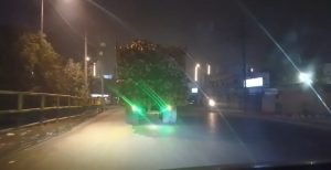 रामपुर बरेली मेन हाइवे से रात में गुजरती तेज़ रफ़्तार लकड़ी से लदी ट्रैक्टर ट्राली, हादसे का संदेश।