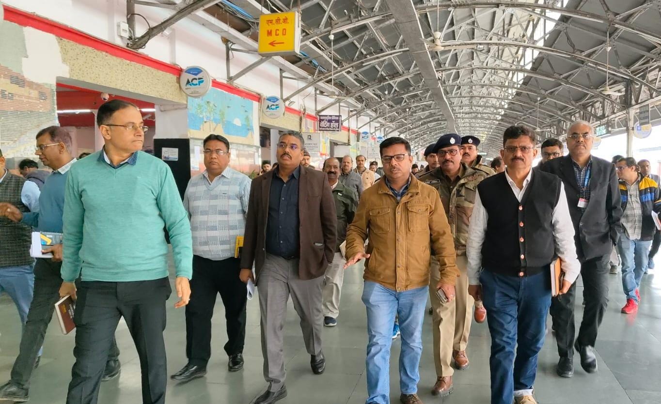 मंडल रेल प्रबंधक ने किया कानपुर सेंट्रल स्टेशन का निरीक्षण।