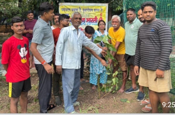 सूर्यगढ़ा में स्वामी विवेकानंद जयंती तथा डाॅ0 उदय कान्त के पुण्य स्मरण में देव वृक्ष पीपल के 2 पौधे लगाए गए।