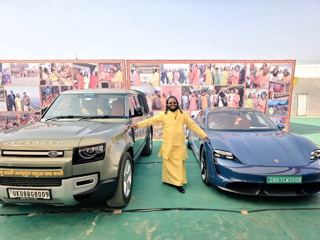Magh Mela 2026 में बाबा बने आकर्षण का केंद्र, महंगी गाड़ियों का काफिला लाए हैं।