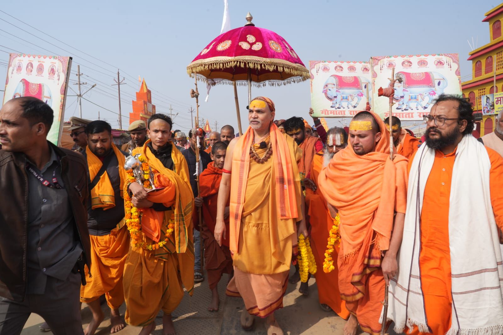 ज्योतिषपीठ शंकराचार्य जी के नेतृत्व में यात्रा के दूसरे दिन 170 शिविर में पहुँची “गौ प्रतिष्ठा प्रेरणा यात्रा”, संतों से किया संवाद।