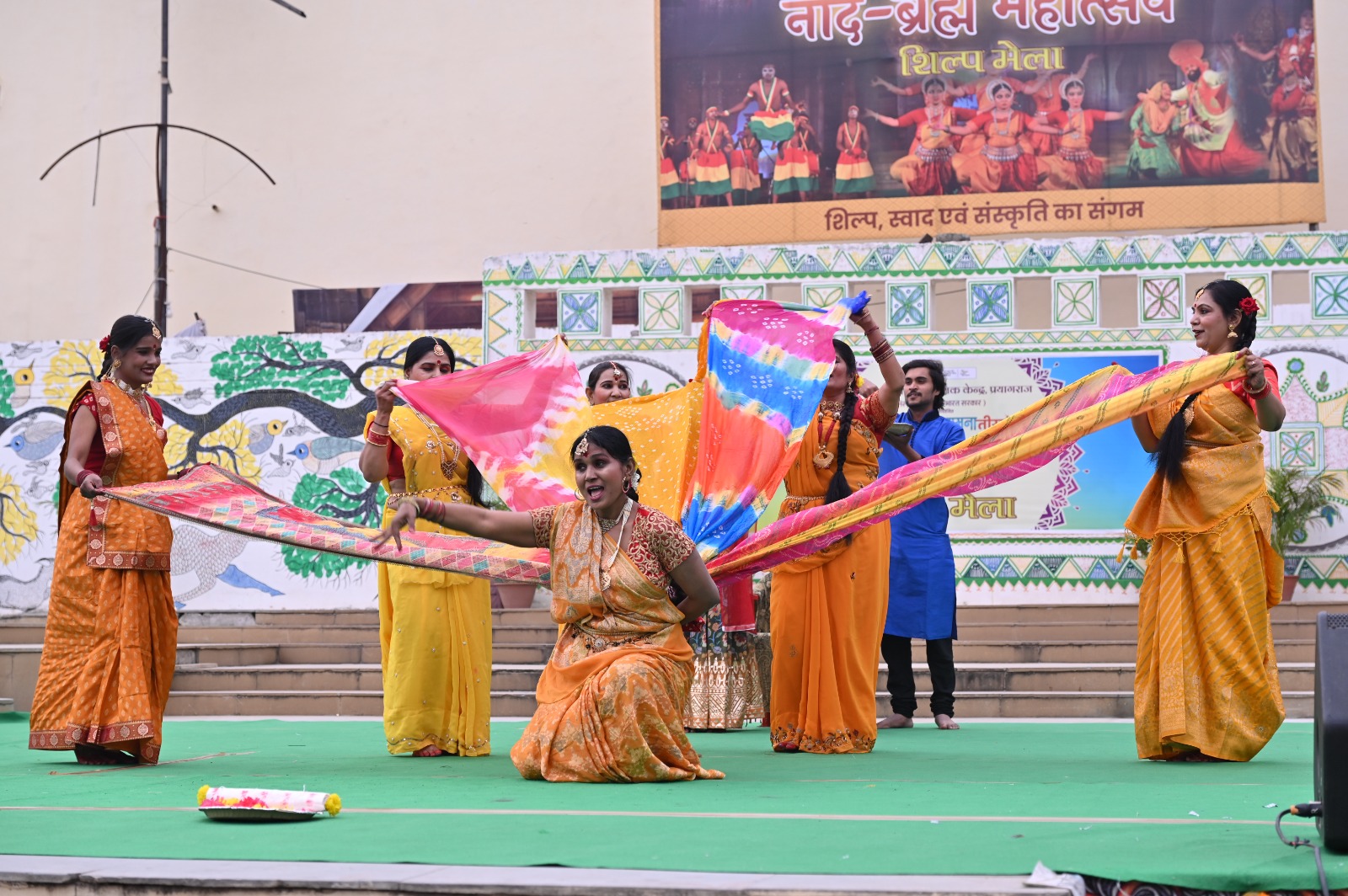 सजा दो घर को गुलशन सा, मेरे सरकार आये हैं पर श्रोता हुए मंत्रमुग्ध।