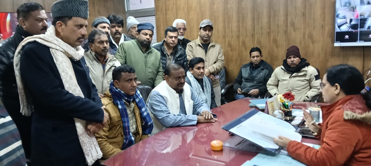 रामपुर सीएमओ दीपा सिंह से मिले व्यापार मंडल के राष्ट्रीय अध्यक्ष संदीप सोनी।