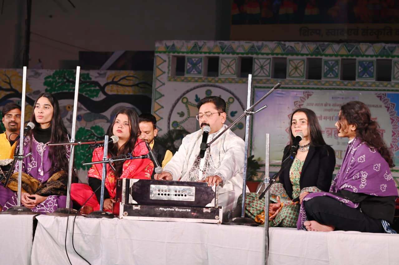 तीरथराज प्रयाग में लगा माघ पर्व का मेला, चलो जी चलो आज संगम नहाए” पर झूमे श्रोता।
