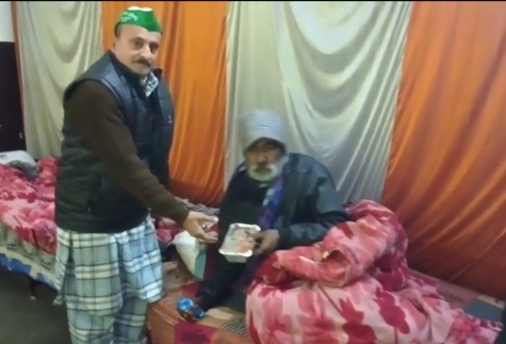 कड़ाके की ठंड में मानवता की मिसाल बने भाकियू जिला अध्यक्ष बाबू अली।