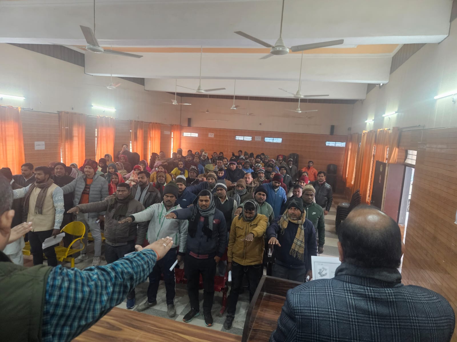 मूंढापांडे ब्लॉक सभागार में सड़क सुरक्षा की हुंकार, ARTO ने ग्राम प्रधानों और सचिवों को सिखाए सुरक्षा के गुर।