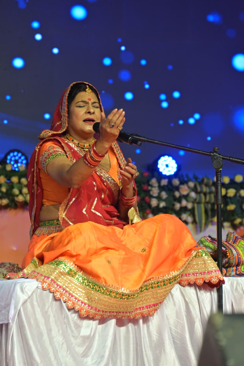 मालिनी अवस्थी के गीतों से माघ मेला में कला संगम की हुई शुभारम्भ।