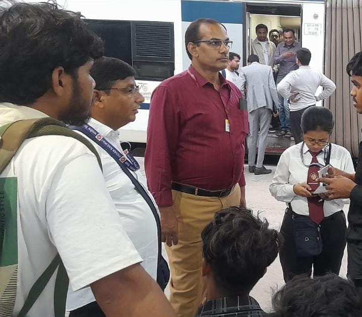 प्रयागराज छिवकी एवं प्रयागराज जंक्शन पर चलाया गया सघन टिकट चेकिंग अभियान।
