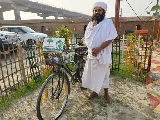 नेपाल से माघ मेले में साइकिल से पहुंचे राम बाहुबली दास।