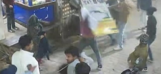 मूंढापांडे दो पक्षों में जमकर चले लाठी डंडे व सरिए और अध्धे दो लोग गंभीर रूप से घायल तीसरा मामूली घायल।
