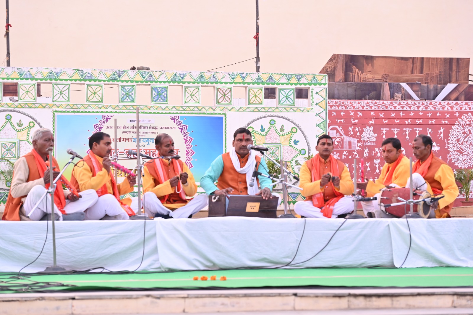 "लागल गंगा जी का मेला छोड़ा घरवा का झमेला" ने श्रोताओं को किया मंत्रमुग्ध लोगों को लुभा रहा है शिल्प मेला।