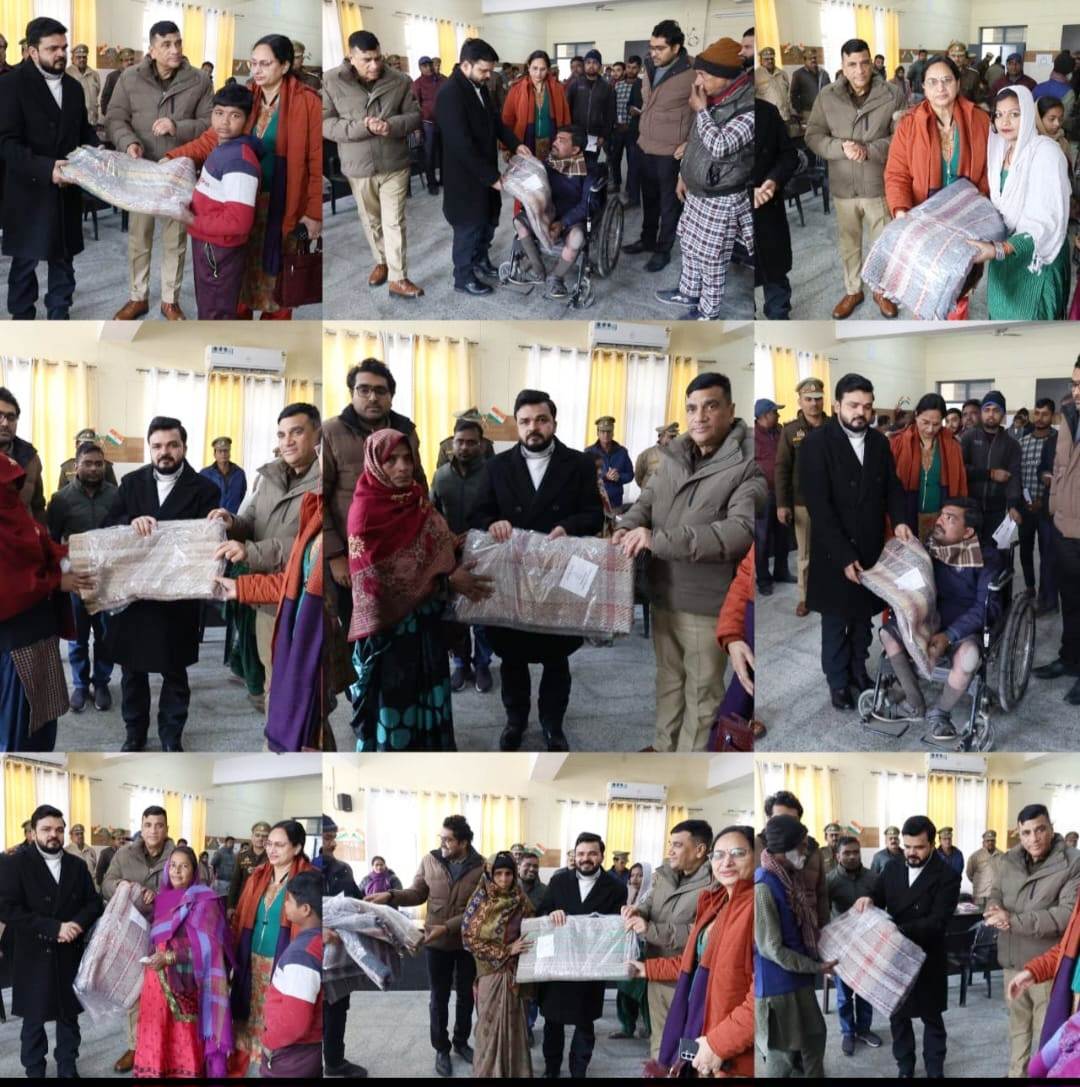 डीएम अजय द्विवेदी व एसपी विद्यासागर मिश्रा की मौजूदगी में तहसील दिवस आयोजित, जरूरतमंदों को बांटे गए कंबल।
