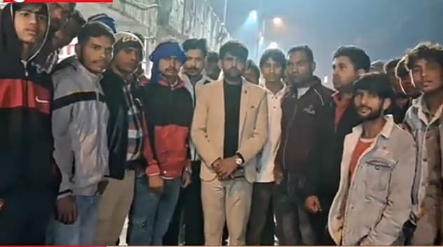 बी.एस. इंटर कॉलेज में डॉ. भीमराव अंबेडकर की प्रतिमा हटाने पर हंगामा।