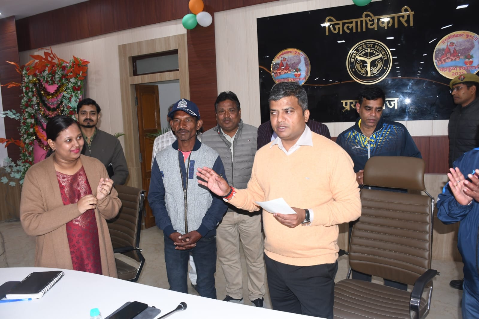जिलाधिकारी ने पायलटों की जान बचाने का अतिसराहनीय कार्य करने वाले पंकज सोनकर, लाल साहब निषाद एवं आलोक यादव को प्रोत्साहन स्वरूप रू0 1,00,000/- की धनराशि भेंट कर किया सम्मानित।