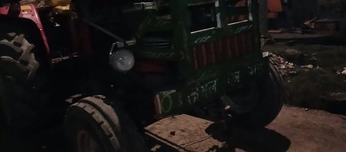 रामपुर बरेली मेन हाइवे से रात में गुजरती तेज़ रफ़्तार लकड़ी से लदी ट्रैक्टर ट्राली, हादसे का संदेश।