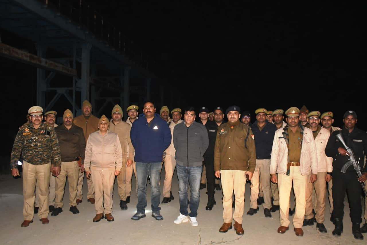 रामपुर थाना मिलक खानम क्षेत्र में पुलिस अधिकारियो ने पीपली वन का किया भ्रमण।
