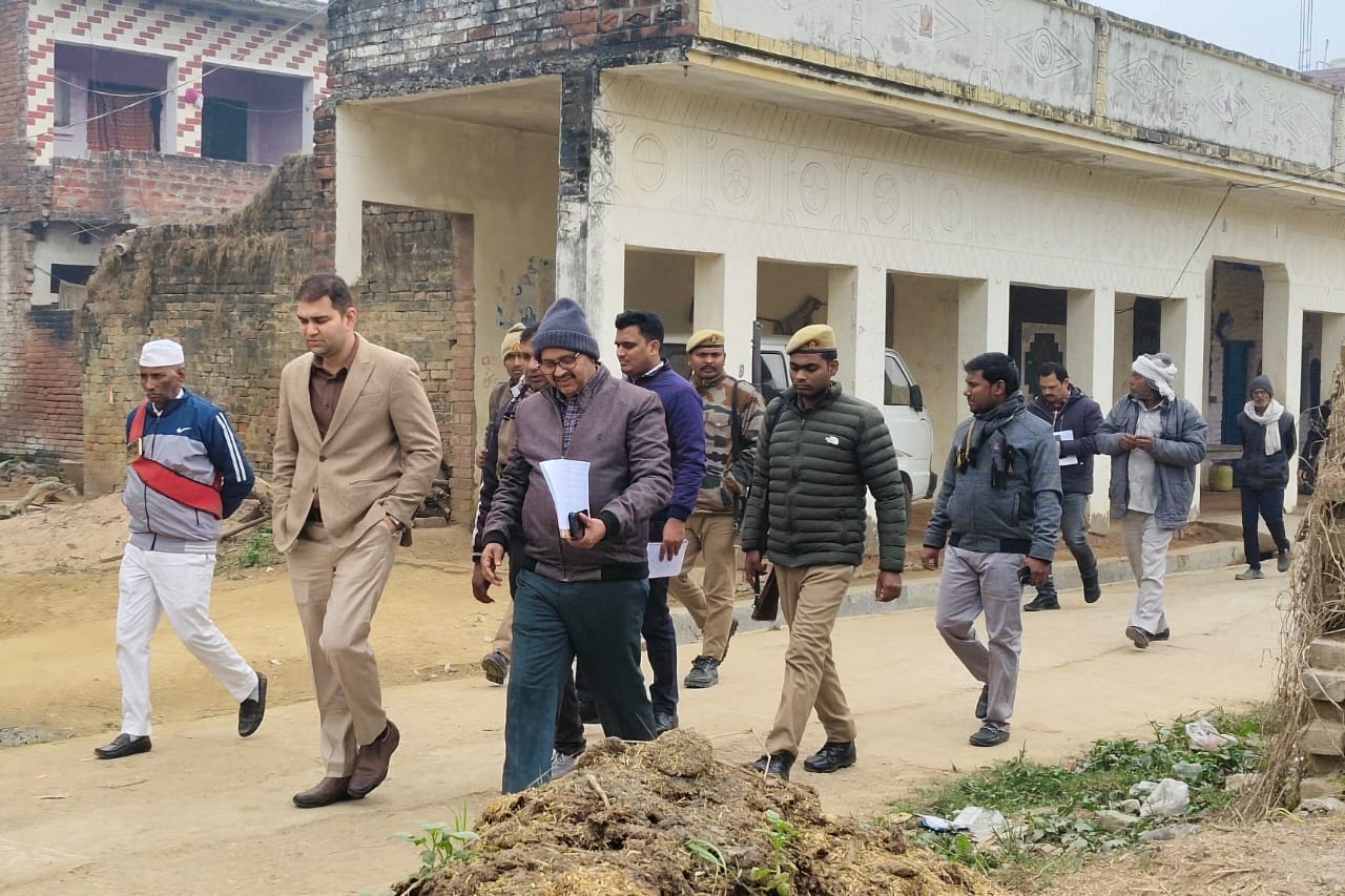 जिलाधिकारी डॉ अमित पाल ने ग्राम केसारी का किया निरीक्षण।