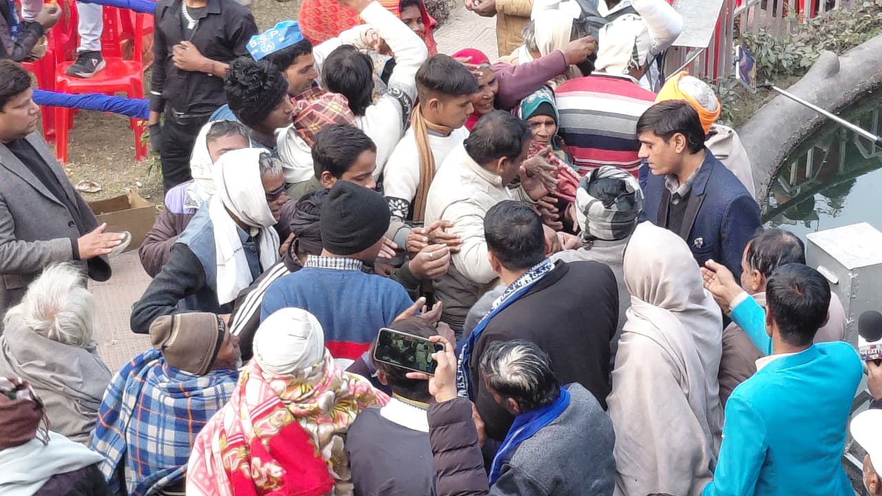 मुरादाबाद में बसपा सुप्रीमो मायावती के जन्मदिन के अवसर पर आयोजित कार्यक्रम मे हंगामा।