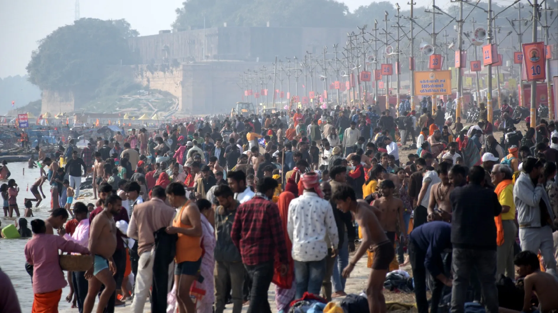 मकर संक्रांति पर संगम में उमड़ा जनसैलाब, श्रद्धालुओं ने लगाई डुबकी।