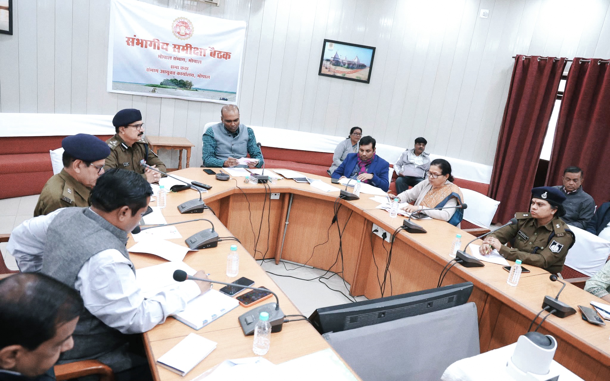 पेयजलों गुणवत्ता, परीक्षण, पुरानी लाईनों का सर्वेक्षण तत्काल हो संभागायुक्त ने ग्रामीण,नगरीय क्षेत्र पेयजल समीक्षा की।