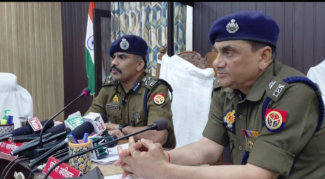 रामपुर पुलिस लाइन सभागार में डीआईजी मुनी राज की प्रेस कॉन्फ्रेंस, दो दिवसीय कार्यक्रम की दी जानकारी।