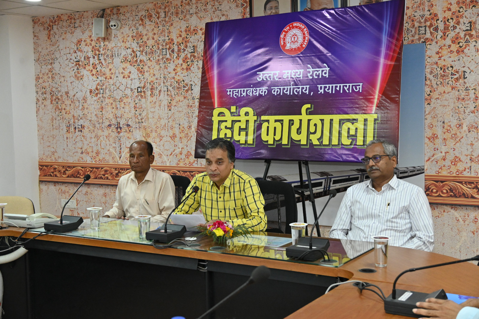 उत्तर मध्य रेलवे प्रधान कार्यालय में हिंदी कार्यशाला का आयोजन राजभाषा के उत्‍कृष्‍ट प्रयोग प्रसार में कर्मचारियों को कुशल बनाने के उद्देश्‍य से उत्‍तर मध्‍य रेलवे प्रधान कार्यालय में हिंदी कार्यशाला का आयोजन किया गया।
