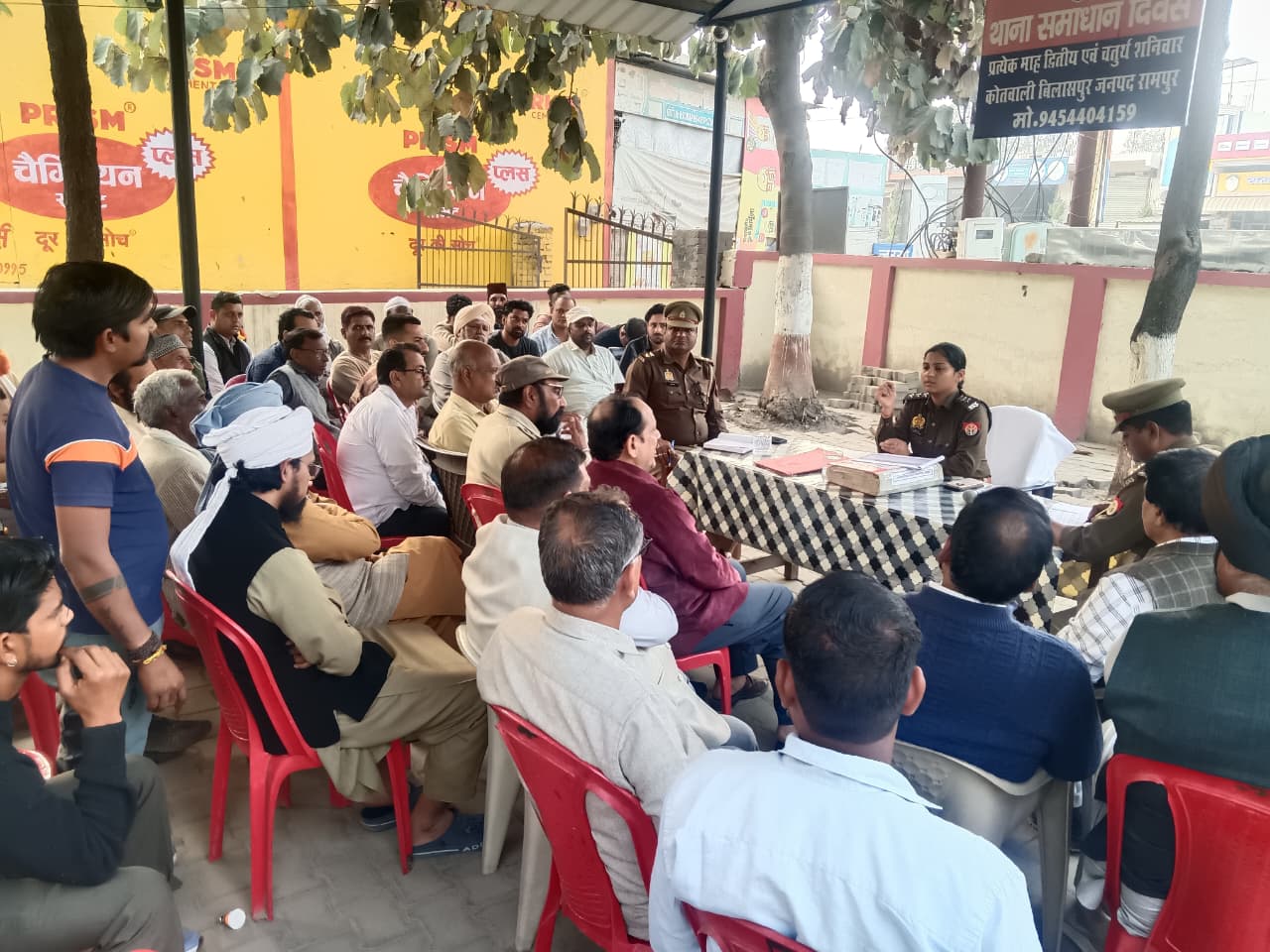 क्षेत्राधिकारी बिलासपुर द्वारा थाना बिलासपुर तथा क्षेत्राधिकारी मिलक द्वारा थाना शहजादनगर में आगामी त्योहारों के दृष्टिगत सम्भ्रान्त व्यक्तियों एवं धर्मगुरुओं के साथ शांति समिति की गोष्ठी आयोजित की गई।