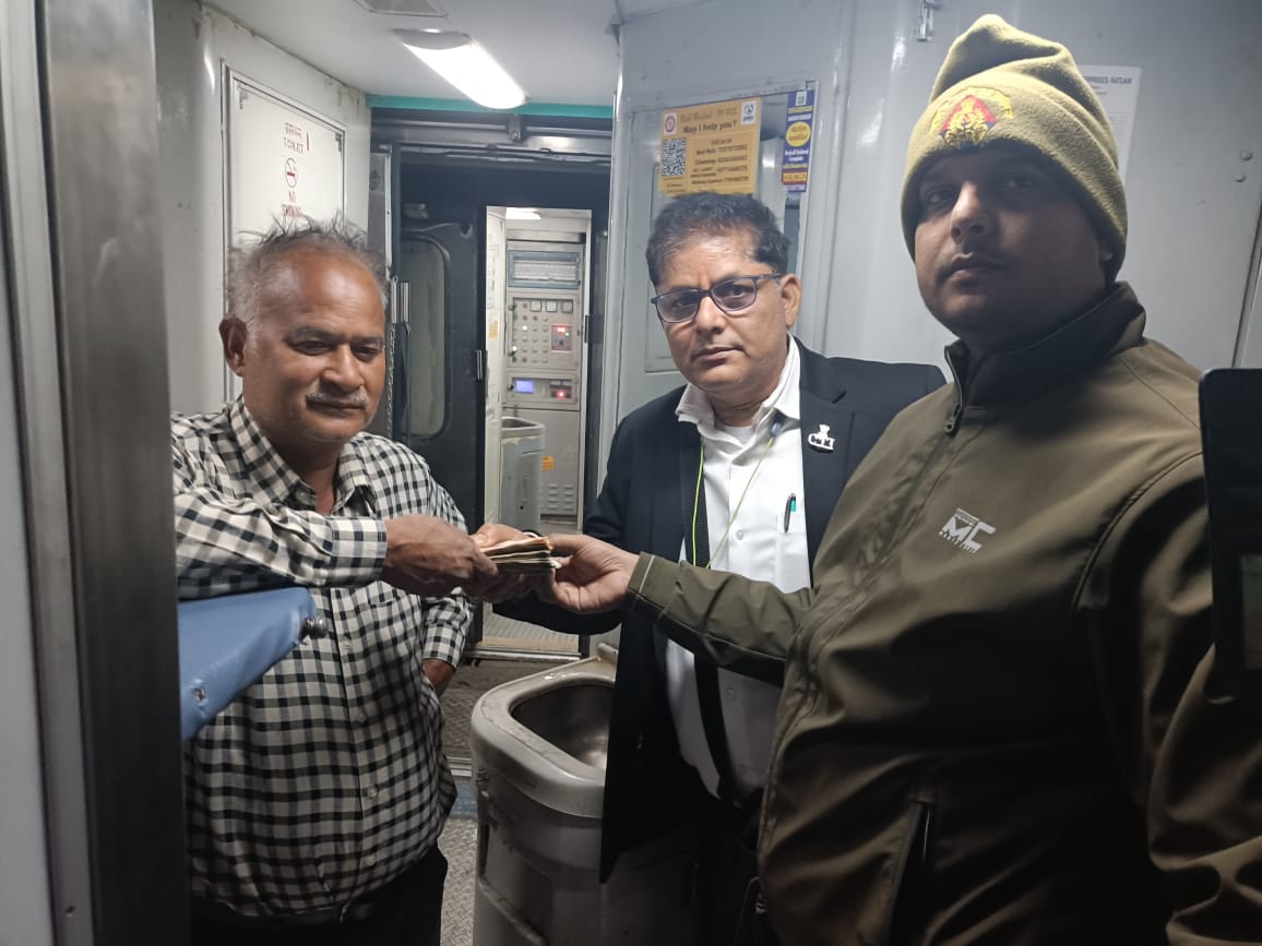 मगध एक्सप्रेस में ईमानदारी का उदाहरण, मुख्य टिकट निरीक्षक ने यात्री का खोया धन सुरक्षित लौटाया गया।