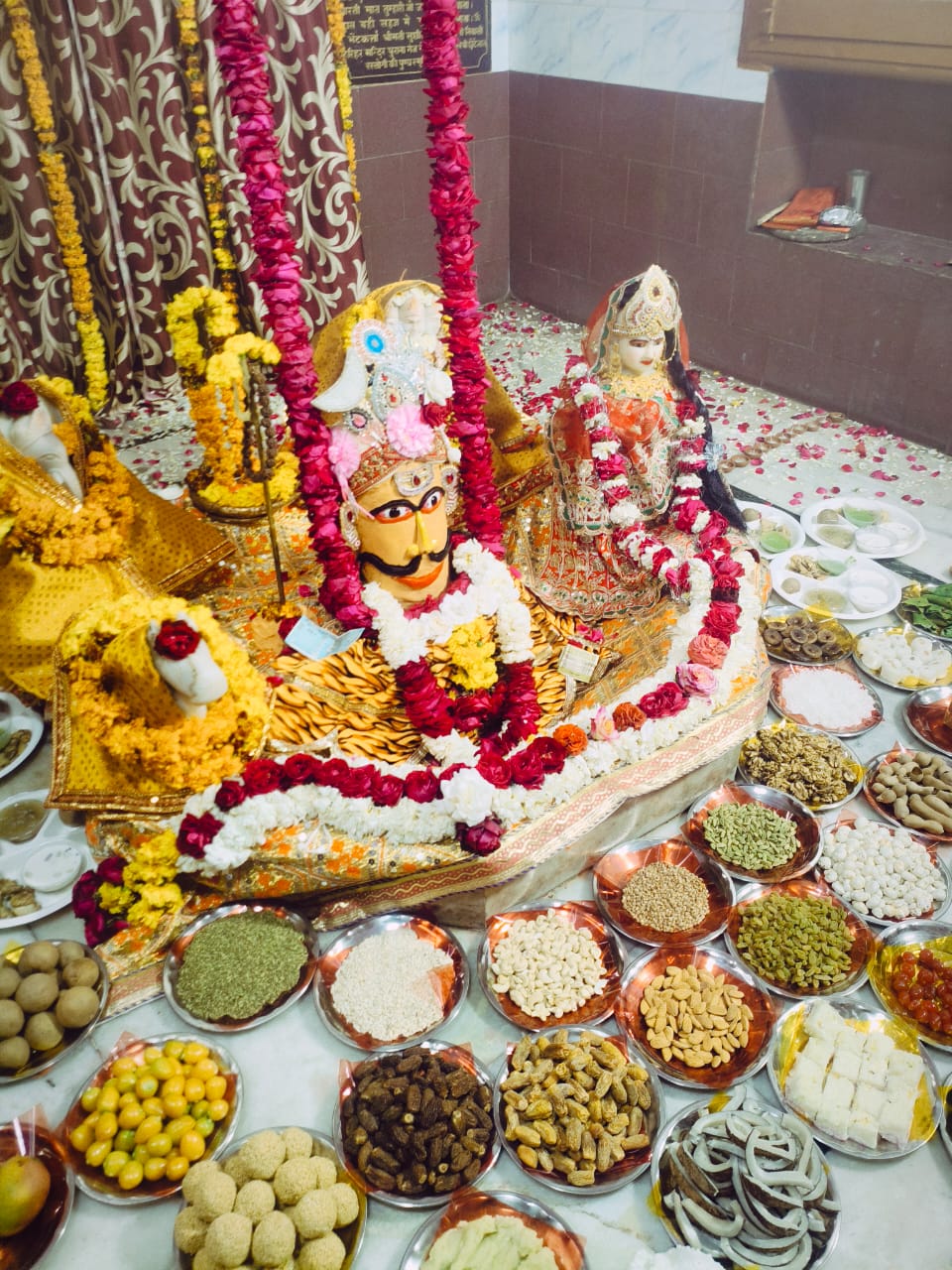 रामपुर में शिवरात्रि के दूसरे दिन भोले बाबा का आकर्षक श्रृंगार, 56 भोग और संकीर्तन से गूंजा पुराना गंज।
