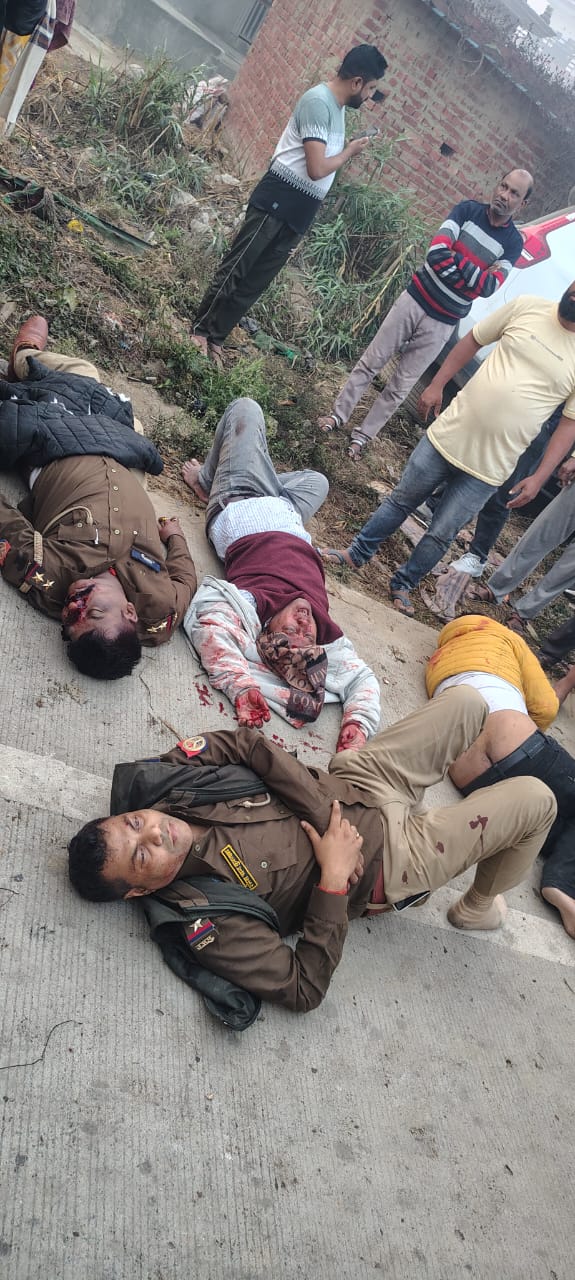 दबिश से लौट रहे पुलिसकर्मियों का वाहन भीषण सड़क दुर्घटना का शिकार हो गया।