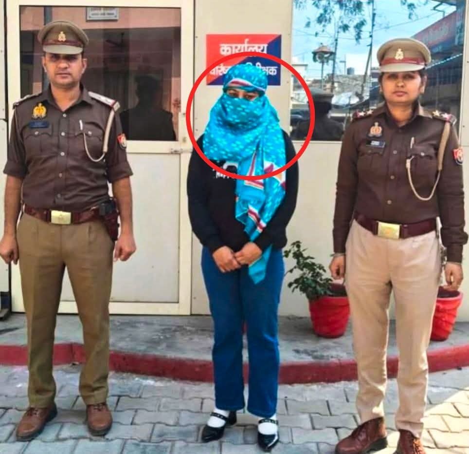 बरेली में पकड़ी गई हनी ट्रैप क्वीन पूजा शर्मा।