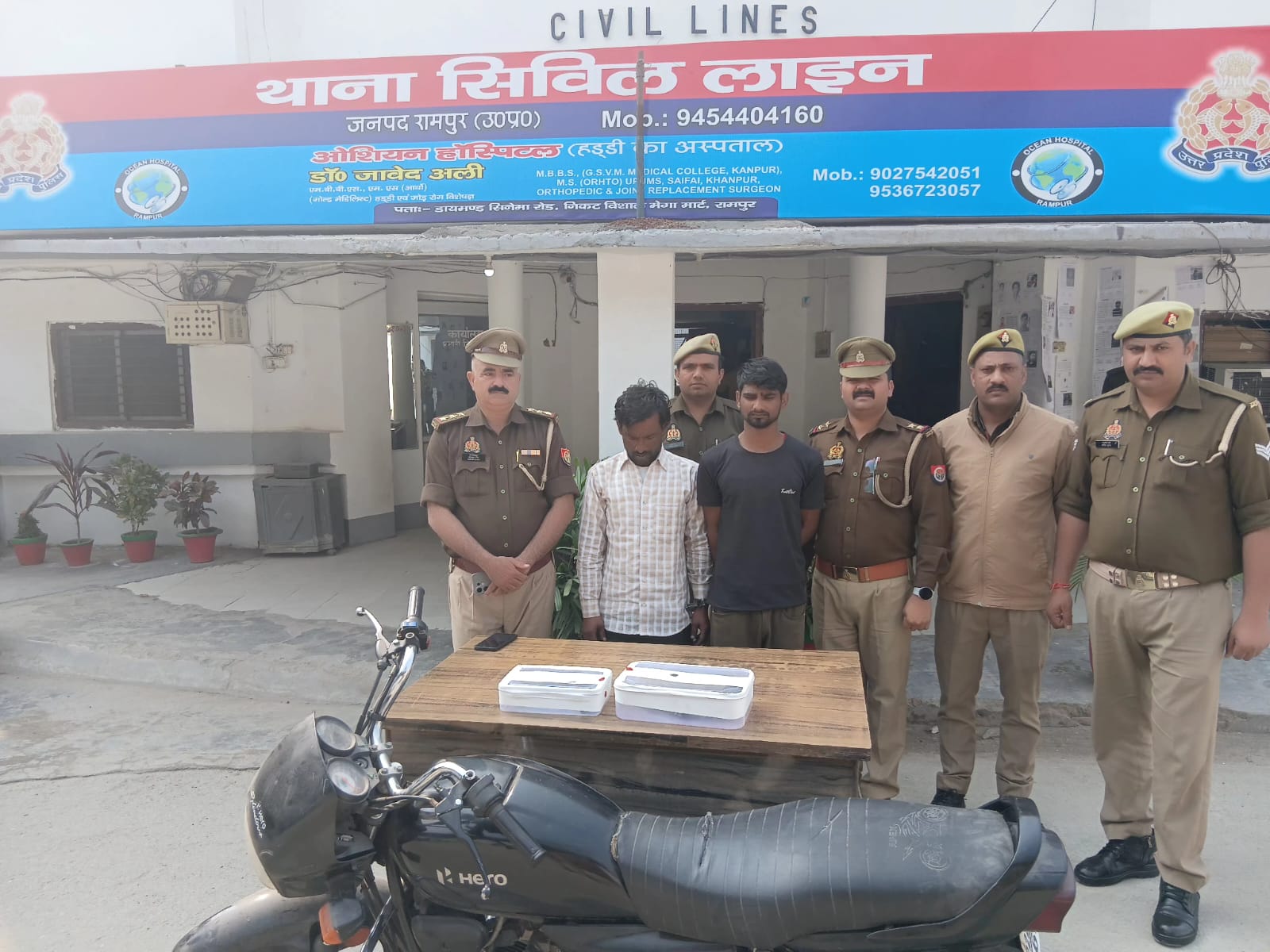रामपुर पुलिस ने कुशीनगर से 25-25 हजार के 02 ईनामी अभियुक्त गिरफ्तार, 02 नायाजय तमंचे व चोरी की मोटरसाइकिल बरामद।