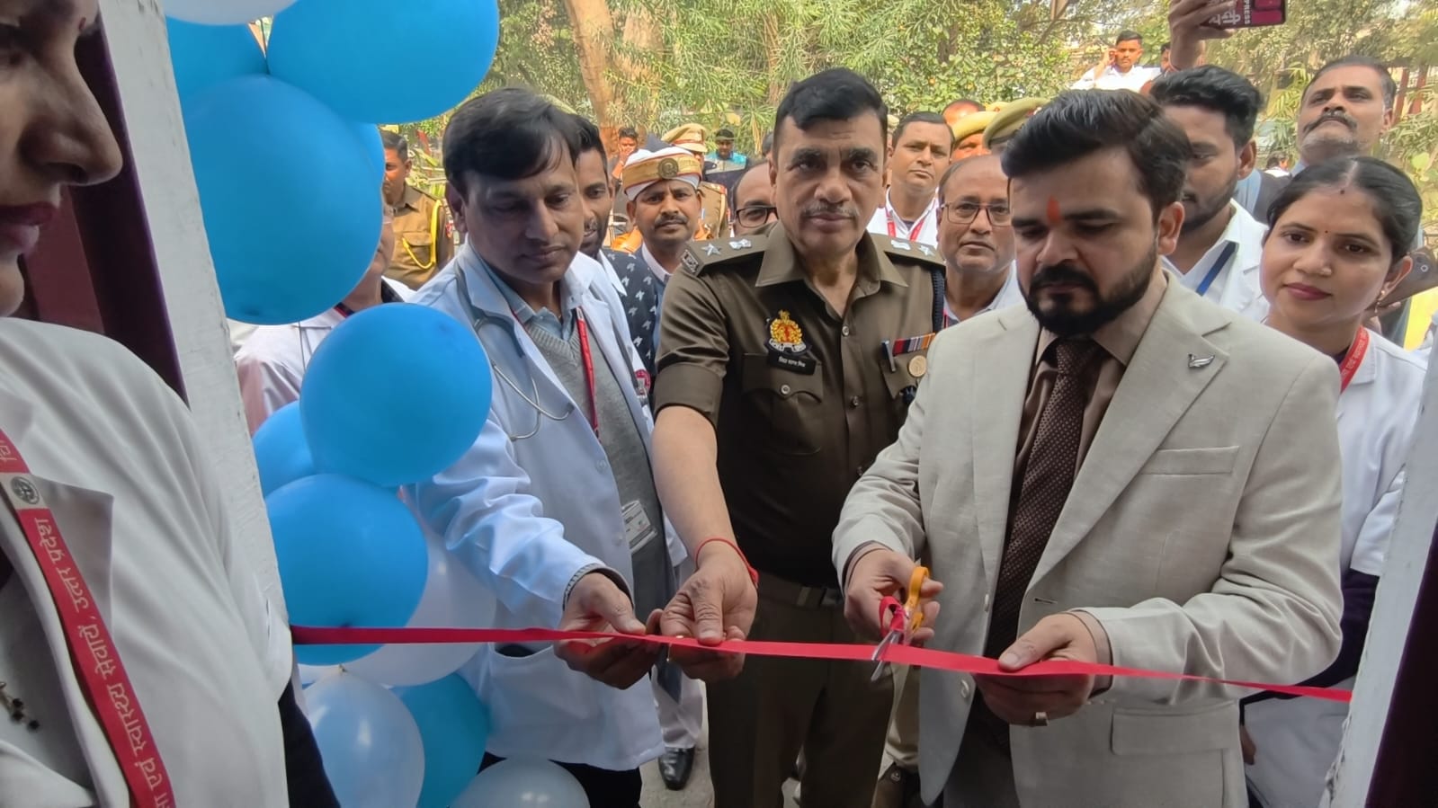 जिला अस्पताल में प्रधानमंत्री जन औषधि केंद्र जिलाधिकारी ने फिरता काटकर का शुभारंभ, अधिकारियों की रही उपस्थिति।